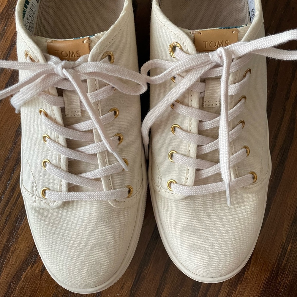 Toms trvl lite tennis shoes. Almost brand new. Light tan.